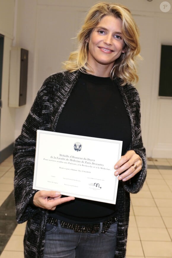Alice Taglioni enceinte reçoit une médaille d'honneur - Cérémonie de remises des médailles de la faculté de médecine à Paris le 24 septembre 2015.