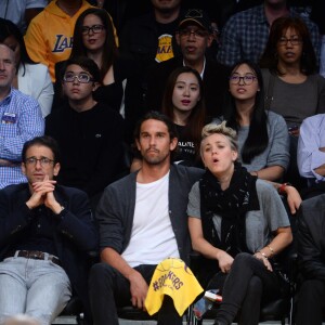 Kaley Cuoco et son mari Ryan Sweeting assistent au match de basket des Lakers contre les Spurs de San Antonio au Staples Center à Los Angeles, le 14 novembre 2014.