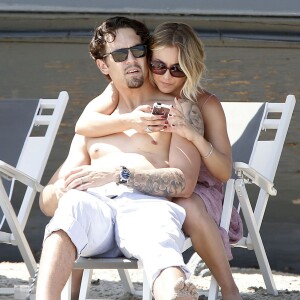 Kaley Cuoco et son mari Ryan Sweeting à la "Joel Silver's Annual Memorial Day Party" à Malibu, le 26 mai 2014.