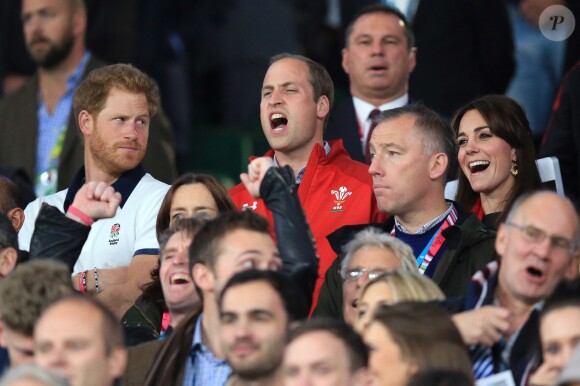 Prince Harry, Prince William, et Catherine Middleton, lors du match Angleterre - Pays de Galles à Twickenham, Londres, le 26 septembre 2015.