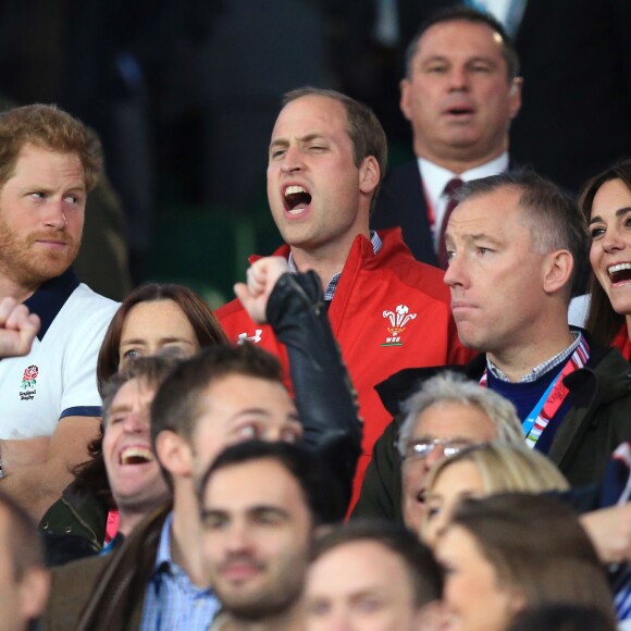 Prince Harry, Prince William, et Catherine Middleton, lors du match Angleterre - Pays de Galles à Twickenham, Londres, le 26 septembre 2015.