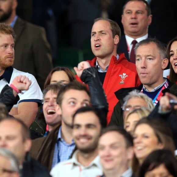 Prince Harry, Prince William, et Catherine Middleton, lors du match Angleterre - Pays de Galles à Twickenham, Londres, le 26 septembre 2015.