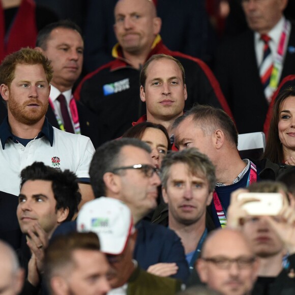 Prince Harry, Prince William, et Catherine Middleton, lors du match Angleterre - Pays de Galles à Twickenham, Londres, le 26 septembre 2015.