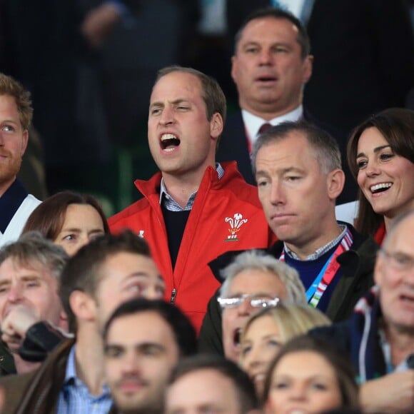 Prince Harry, Prince William, et Catherine Middleton, lors du match Angleterre - Pays de Galles à Twickenham, Londres, le 26 septembre 2015.