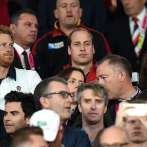 Prince Harry, Prince William, et Catherine Middleton, lors du match Angleterre - Pays de Galles à Twickenham, Londres, le 26 septembre 2015.