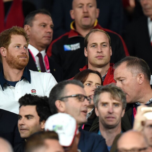 Prince Harry, Prince William, et Catherine Middleton, lors du match Angleterre - Pays de Galles à Twickenham, Londres, le 26 septembre 2015.