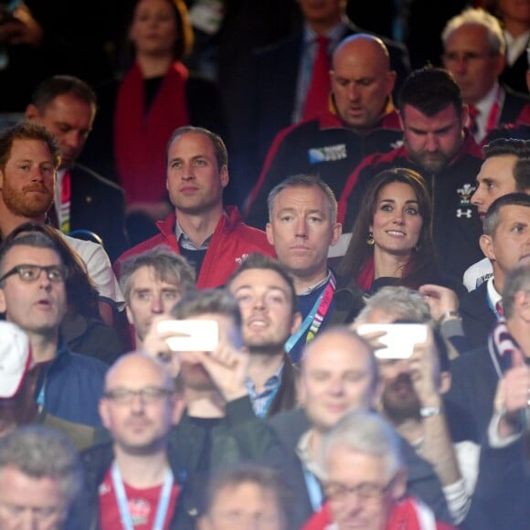 Le prince Harry, le prince William, duc de Cambridge et Catherine Kate Middleton, duchesse de Cambridge, assistent au match de rugby Angleterre/Pays de Galles au stade Twickenham à Londres le 26 septembre 2015. Ce match compte pour la coupe du monde de rugby. Le prince Harry est supporter de l'équipe d'Angleterre et le prince William celle du Pays de Galles. L'équipe du Pays de Galles a remporté la victoire par 28 à 25.