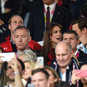 Le prince Harry, le prince William, duc de Cambridge et Catherine Kate Middleton, duchesse de Cambridge, assistent au match de rugby Angleterre/Pays de Galles au stade Twickenham à Londres le 26 septembre 2015.