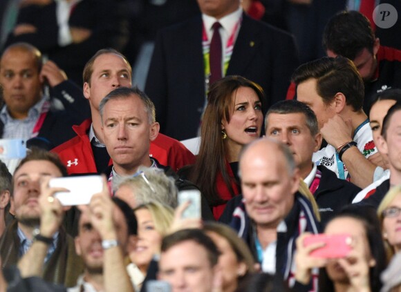 Le prince Harry, le prince William, duc de Cambridge et Catherine Kate Middleton, duchesse de Cambridge, assistent au match de rugby Angleterre/Pays de Galles au stade Twickenham à Londres le 26 septembre 2015.