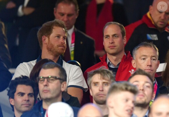 Le prince Harry, le prince William, duc de Cambridge et Catherine Kate Middleton, duchesse de Cambridge, assistent au match de rugby Angleterre/Pays de Galles au stade Twickenham à Londres le 26 septembre 2015. Ce match compte pour la coupe du monde de rugby. Le prince Harry est supporter de l'équipe d'Angleterre et le prince William celle du Pays de Galles. L'équipe du Pays de Galles a remporté la victoire par 28 à 25.