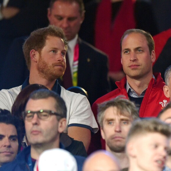 Le prince Harry, le prince William, duc de Cambridge et Catherine Kate Middleton, duchesse de Cambridge, assistent au match de rugby Angleterre/Pays de Galles au stade Twickenham à Londres le 26 septembre 2015. Ce match compte pour la coupe du monde de rugby. Le prince Harry est supporter de l'équipe d'Angleterre et le prince William celle du Pays de Galles. L'équipe du Pays de Galles a remporté la victoire par 28 à 25.