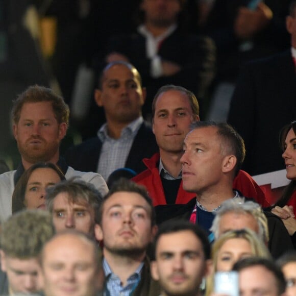 Le prince Harry, le prince William, duc de Cambridge et Catherine Kate Middleton, duchesse de Cambridge, assistent au match de rugby Angleterre/Pays de Galles au stade Twickenham à Londres le 26 septembre 2015. Ce match compte pour la coupe du monde de rugby. Le prince Harry est supporter de l'équipe d'Angleterre et le prince William celle du Pays de Galles. L'équipe du Pays de Galles a remporté la victoire par 28 à 25.