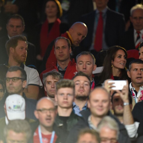 Le prince Harry, le prince William, duc de Cambridge et Catherine Kate Middleton, duchesse de Cambridge, assistent au match de rugby Angleterre/Pays de Galles au stade Twickenham à Londres le 26 septembre 2015. Ce match compte pour la coupe du monde de rugby. Le prince Harry est supporter de l'équipe d'Angleterre et le prince William celle du Pays de Galles. L'équipe du Pays de Galles a remporté la victoire par 28 à 25.