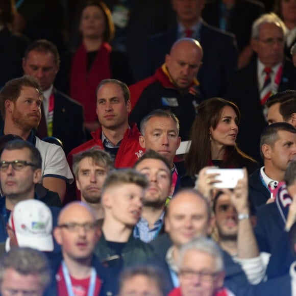 Le prince Harry, le prince William, duc de Cambridge et Catherine Kate Middleton, duchesse de Cambridge, assistent au match de rugby Angleterre/Pays de Galles au stade Twickenham à Londres le 26 septembre 2015. Ce match compte pour la coupe du monde de rugby. Le prince Harry est supporter de l'équipe d'Angleterre et le prince William celle du Pays de Galles. L'équipe du Pays de Galles a remporté la victoire par 28 à 25.