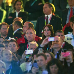 Le prince Harry, le prince William, duc de Cambridge et Catherine Kate Middleton, duchesse de Cambridge, assistent au match de rugby Angleterre/Pays de Galles au stade Twickenham à Londres le 26 septembre 2015. Ce match compte pour la coupe du monde de rugby. Le prince Harry est supporter de l'équipe d'Angleterre et le prince William celle du Pays de Galles. L'équipe du Pays de Galles a remporté la victoire par 28 à 25.