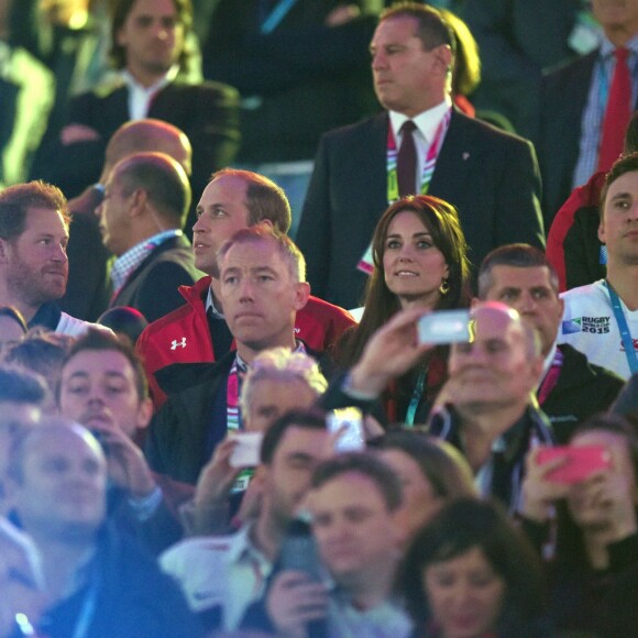 Le prince Harry, le prince William, duc de Cambridge et Catherine Kate Middleton, duchesse de Cambridge, assistent au match de rugby Angleterre/Pays de Galles au stade Twickenham à Londres le 26 septembre 2015. Ce match compte pour la coupe du monde de rugby. Le prince Harry est supporter de l'équipe d'Angleterre et le prince William celle du Pays de Galles. L'équipe du Pays de Galles a remporté la victoire par 28 à 25.