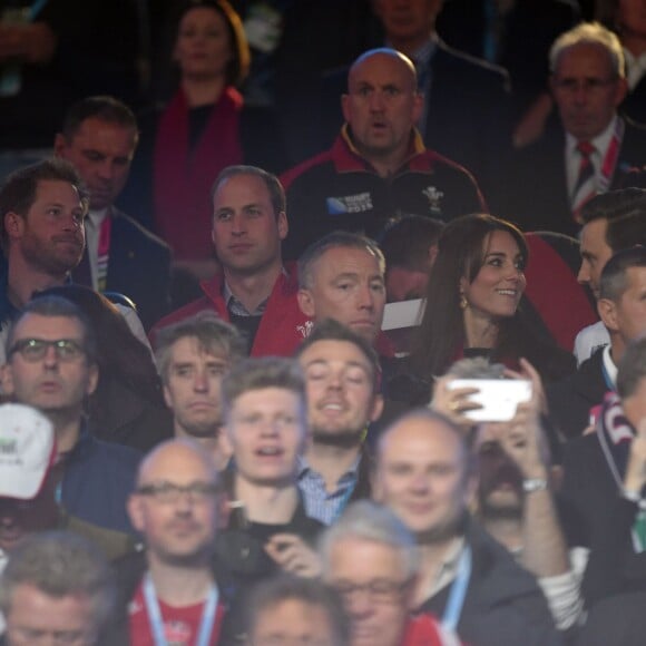 Le prince Harry, le prince William, duc de Cambridge et Catherine Kate Middleton, duchesse de Cambridge, assistent au match de rugby Angleterre/Pays de Galles au stade Twickenham à Londres le 26 septembre 2015. Ce match compte pour la coupe du monde de rugby. Le prince Harry est supporter de l'équipe d'Angleterre et le prince William celle du Pays de Galles. L'équipe du Pays de Galles a remporté la victoire par 28 à 25.