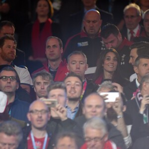 Le prince Harry, le prince William, duc de Cambridge et Catherine Kate Middleton, duchesse de Cambridge, assistent au match de rugby Angleterre/Pays de Galles au stade Twickenham à Londres le 26 septembre 2015. Ce match compte pour la coupe du monde de rugby. Le prince Harry est supporter de l'équipe d'Angleterre et le prince William celle du Pays de Galles. L'équipe du Pays de Galles a remporté la victoire par 28 à 25.