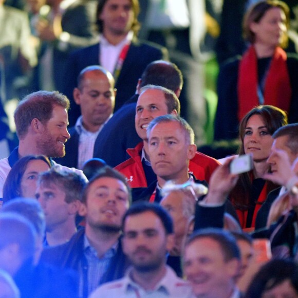 Le prince Harry, le prince William, duc de Cambridge et Catherine Kate Middleton, duchesse de Cambridge, assistent au match de rugby Angleterre/Pays de Galles au stade Twickenham à Londres le 26 septembre 2015. L'équipe du Pays de Galles a remporté la victoire par 28 à 25.