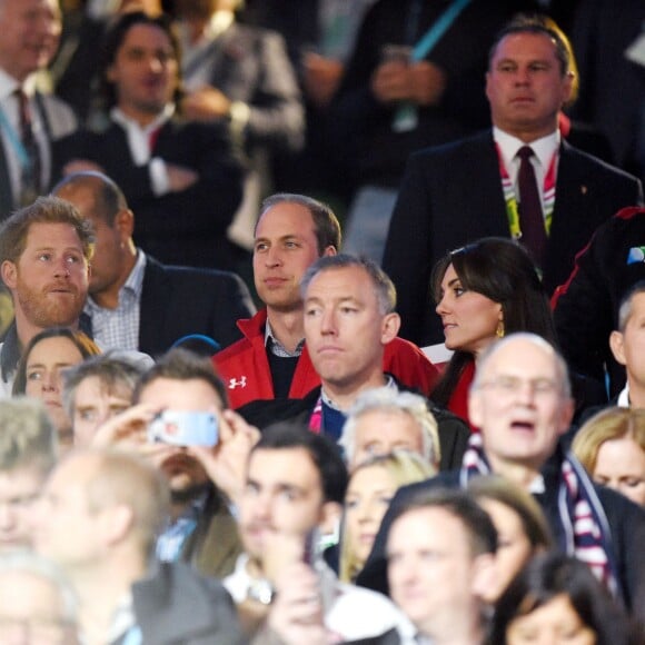 Le prince Harry, le prince William, duc de Cambridge et Catherine Kate Middleton, duchesse de Cambridge, assistent au match de rugby Angleterre/Pays de Galles au stade Twickenham à Londres le 26 septembre 2015. Ce match compte pour la coupe du monde de rugby. Le prince Harry est supporter de l'équipe d'Angleterre et le prince William celle du Pays de Galles. L'équipe du Pays de Galles a remporté la victoire par 28 à 25.