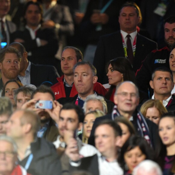 Le prince Harry, le prince William, duc de Cambridge et Catherine Kate Middleton, duchesse de Cambridge, assistent au match de rugby Angleterre/Pays de Galles au stade Twickenham à Londres le 26 septembre 2015. Ce match compte pour la coupe du monde de rugby. Le prince Harry est supporter de l'équipe d'Angleterre et le prince William celle du Pays de Galles. L'équipe du Pays de Galles a remporté la victoire par 28 à 25.