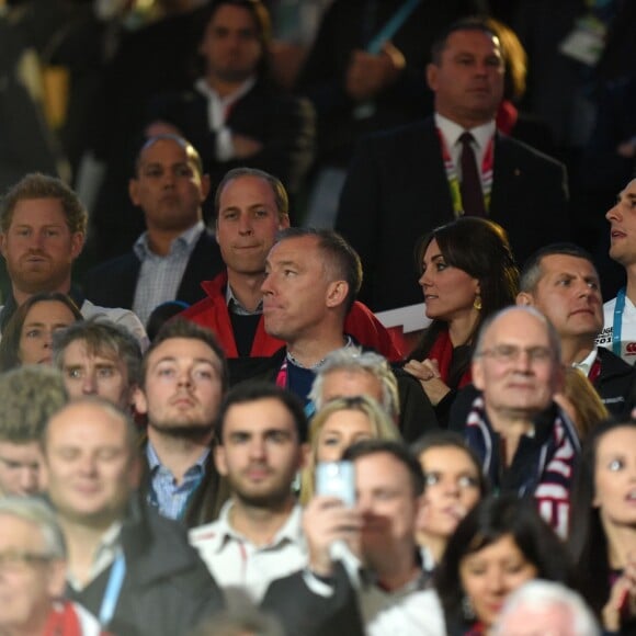 Le prince Harry, le prince William, duc de Cambridge et Catherine Kate Middleton, duchesse de Cambridge, assistent au match de rugby Angleterre/Pays de Galles au stade Twickenham à Londres le 26 septembre 2015. Ce match compte pour la coupe du monde de rugby. Le prince Harry est supporter de l'équipe d'Angleterre et le prince William celle du Pays de Galles. L'équipe du Pays de Galles a remporté la victoire par 28 à 25.