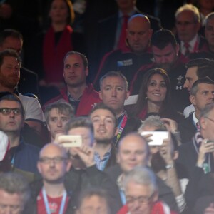 Le prince Harry, le prince William, duc de Cambridge et Catherine Kate Middleton, duchesse de Cambridge, assistent au match de rugby Angleterre/Pays de Galles au stade Twickenham à Londres le 26 septembre 2015. Ce match compte pour la coupe du monde de rugby. Le prince Harry est supporter de l'équipe d'Angleterre et le prince William celle du Pays de Galles. L'équipe du Pays de Galles a remporté la victoire par 28 à 25.