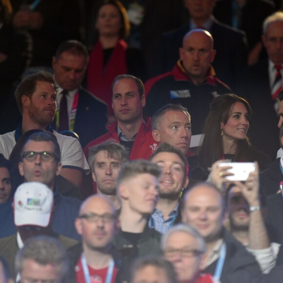 Le prince Harry, le prince William, duc de Cambridge et Catherine Kate Middleton, duchesse de Cambridge, assistent au match de rugby Angleterre/Pays de Galles au stade Twickenham à Londres le 26 septembre 2015. Ce match compte pour la coupe du monde de rugby. Le prince Harry est supporter de l'équipe d'Angleterre et le prince William celle du Pays de Galles. L'équipe du Pays de Galles a remporté la victoire par 28 à 25.