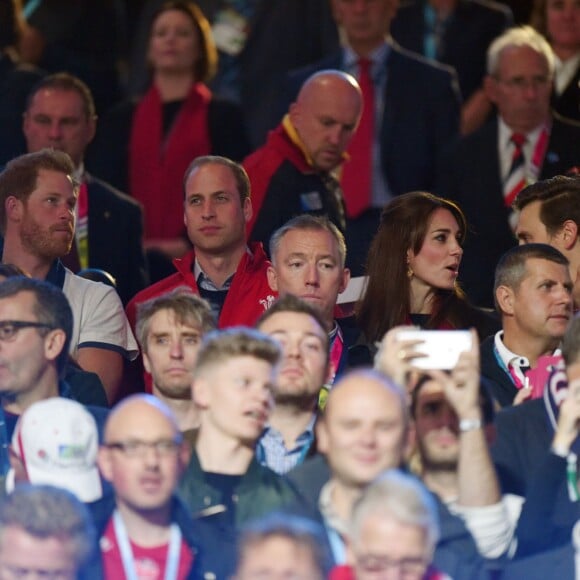 Le prince Harry, le prince William, duc de Cambridge et Catherine Kate Middleton, duchesse de Cambridge, assistent au match de rugby Angleterre/Pays de Galles au stade Twickenham à Londres le 26 septembre 2015. Ce match compte pour la coupe du monde de rugby. Le prince Harry est supporter de l'équipe d'Angleterre et le prince William celle du Pays de Galles. L'équipe du Pays de Galles a remporté la victoire par 28 à 25.