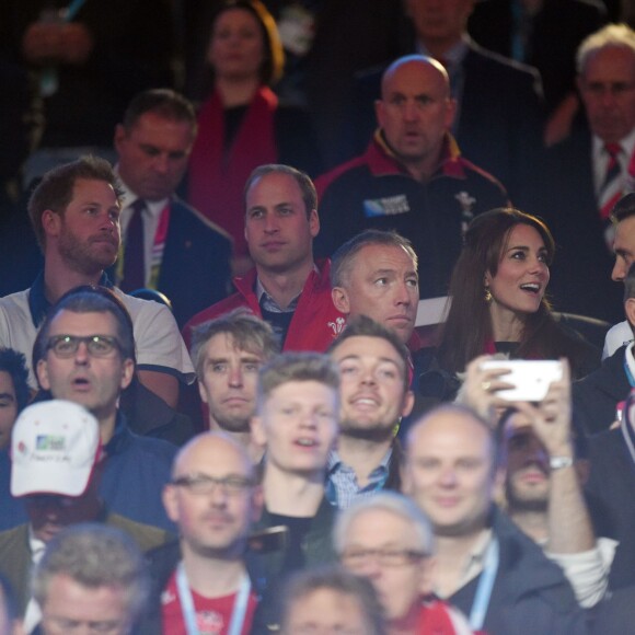 Le prince Harry, le prince William, duc de Cambridge et Catherine Kate Middleton, duchesse de Cambridge, assistent au match de rugby Angleterre/Pays de Galles au stade Twickenham à Londres le 26 septembre 2015. Ce match compte pour la coupe du monde de rugby. Le prince Harry est supporter de l'équipe d'Angleterre et le prince William celle du Pays de Galles. L'équipe du Pays de Galles a remporté la victoire par 28 à 25.