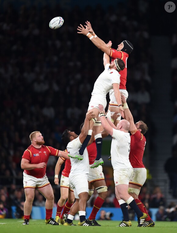 Luke Charteris et Tom Wood pendant le match Angleterre / Pays de Galles à Twickenham, Londres, le 26 septembre 2015.