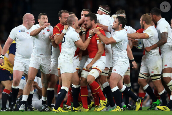 Mike Brown et Sam Warburton pendant le match Angleterre / Pays de Galles à Twickenham, Londres, le 26 septembre 2015.