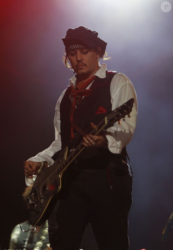 Johnny Depp à la guitare lors de son concert avec son groupe "The Hollywood Vampires" au festival "Rock in Rio" à Rio de Janeiro, le 24 septembre 2015.