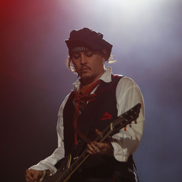 Johnny Depp à la guitare lors de son concert avec son groupe "The Hollywood Vampires" au festival "Rock in Rio" à Rio de Janeiro, le 24 septembre 2015.