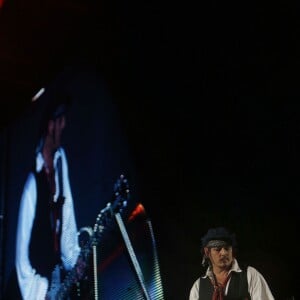 Johnny Depp à la guitare lors de son concert avec son groupe "The Hollywood Vampires" au festival "Rock in Rio" à Rio de Janeiro, le 24 septembre 2015.