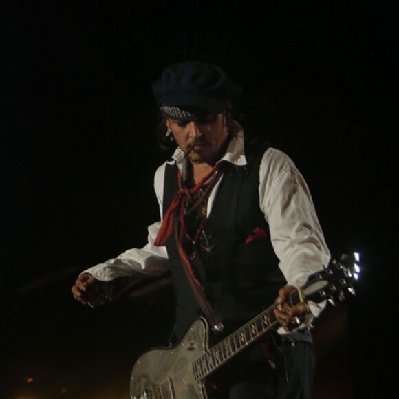 Johnny Depp à la guitare lors de son concert avec son groupe "The Hollywood Vampires" au festival "Rock in Rio" à Rio de Janeiro, le 24 septembre 2015.