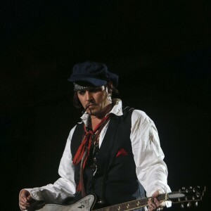 Johnny Depp à la guitare lors de son concert avec son groupe "The Hollywood Vampires" au festival "Rock in Rio" à Rio de Janeiro, le 24 septembre 2015.