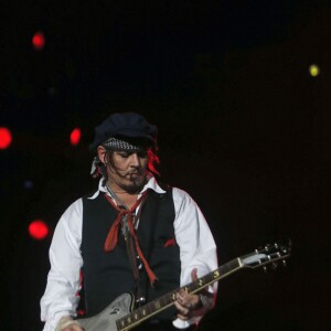 Johnny Depp à la guitare lors de son concert avec son groupe "The Hollywood Vampires" au festival "Rock in Rio" à Rio de Janeiro, le 24 septembre 2015.