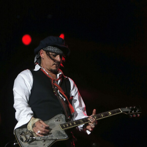 Johnny Depp à la guitare lors de son concert avec son groupe "The Hollywood Vampires" au festival "Rock in Rio" à Rio de Janeiro, le 24 septembre 2015.