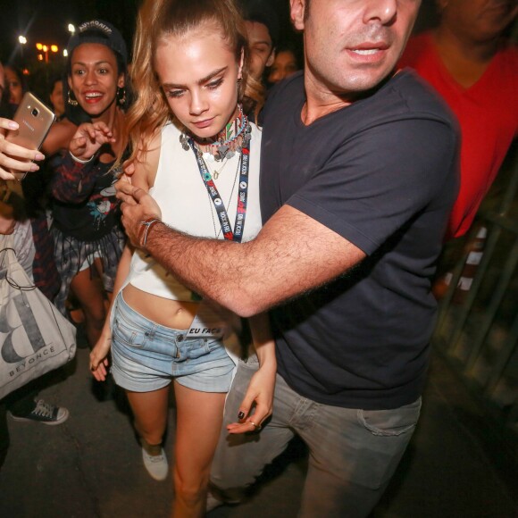 Cara Delevingne à la sortie de son hôtel à Rio de Janeiro, en route pour le festival Rock in Rio au Brésil le 26 septembre 2015