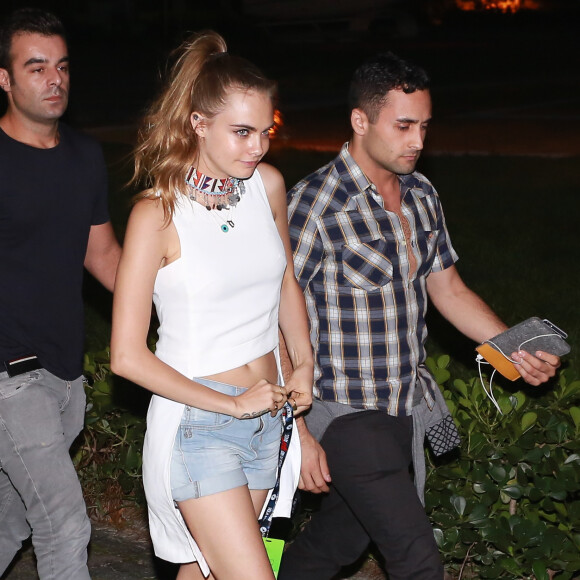 Cara Delevingne à la sortie de son hôtel à Rio de Janeiro, en route pour le festival Rock in Rio au Brésil le 26 septembre 2015