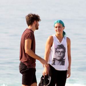 Amy Sheppard fait du yoga sur la plage avec des amis avant le festival Rock in Rio le 26 septembre 2015.