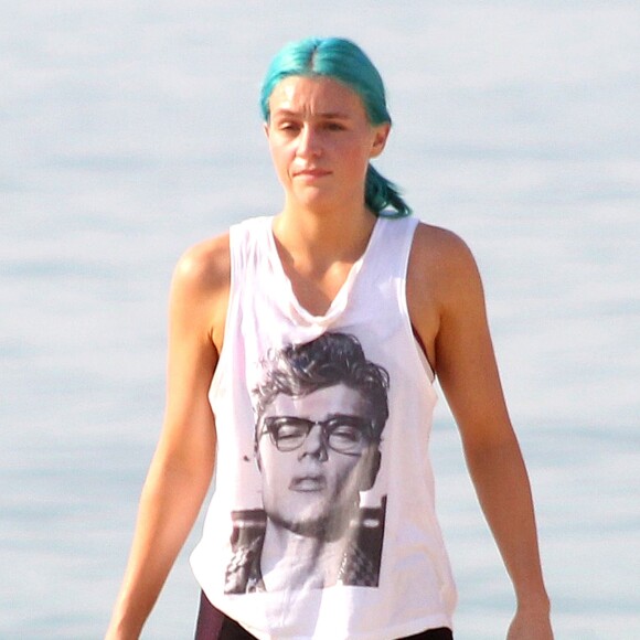 Amy Sheppard fait du yoga sur la plage avec des amis avant le festival Rock in Rio le 26 septembre 2015.