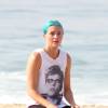 Amy Sheppard fait du yoga sur la plage avec des amis avant le festival Rock in Rio le 26 septembre 2015.