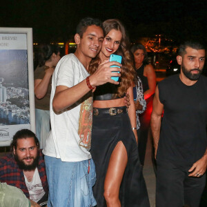 Izabel Goulart prend la pose avec ses fans avant d'aller au festival Rock in Rio au Brésil, le 26 septembre 2015