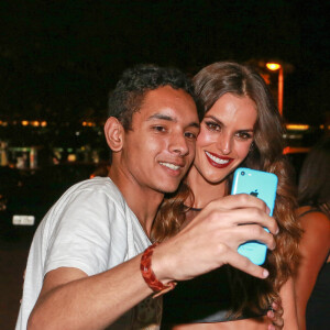 Izabel Goulart prend la pose avec ses fans avant d'aller au festival Rock in Rio au Brésil, le 26 septembre 2015