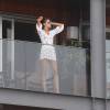 Izabel Goulart au balcon de sa chambre à l'hôtel Fasano à Rio de Janeiro au Brésil, le 26 septembre 2015