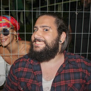 Rihanna prend le temps de signer des autographes tandis qu'elle quitte son hôtel pour se rendre au festival Rock in Rio à Rio de Janeiro au Brésil, le 26 septembre 2015