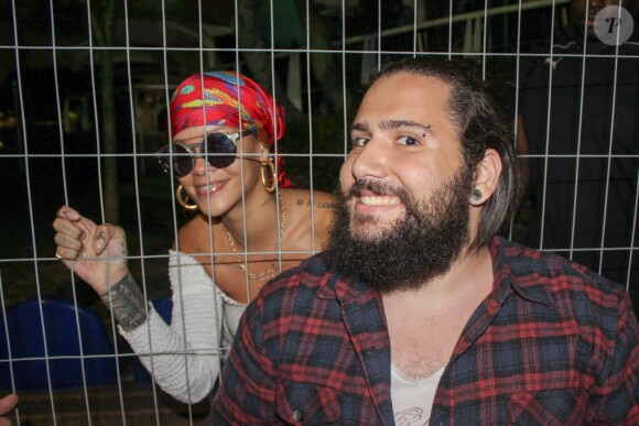Rihanna prend le temps de signer des autographes tandis qu'elle quitte son hôtel pour se rendre au festival Rock in Rio à Rio de Janeiro au Brésil, le 26 septembre 2015