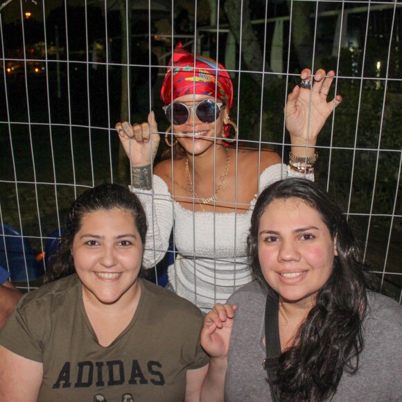 Rihanna prend le temps de signer des autographes tandis qu'elle quitte son hôtel pour se rendre au festival Rock in Rio à Rio de Janeiro au Brésil, le 26 septembre 2015